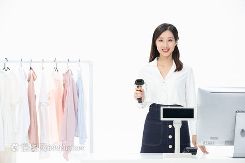 鏡頭下的高效 服裝店收銀員與掃描槍的攝影服務(wù)新場景